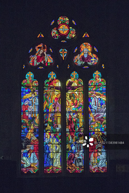 圣朱利安教堂的彩色玻璃窗图片素材