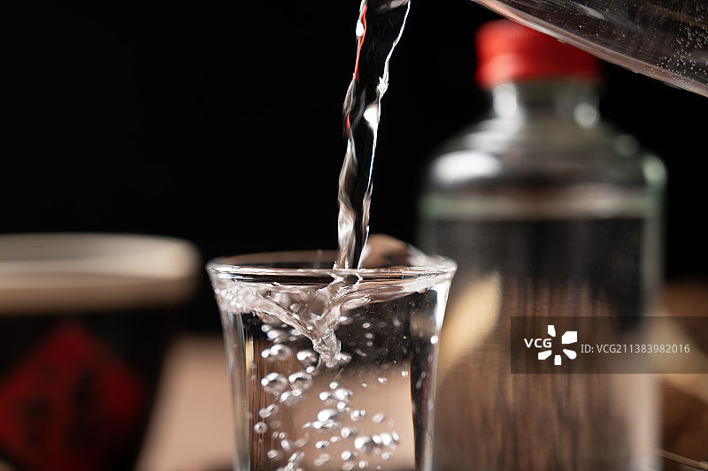 中国传统喝酒白酒倒酒镜头图片素材