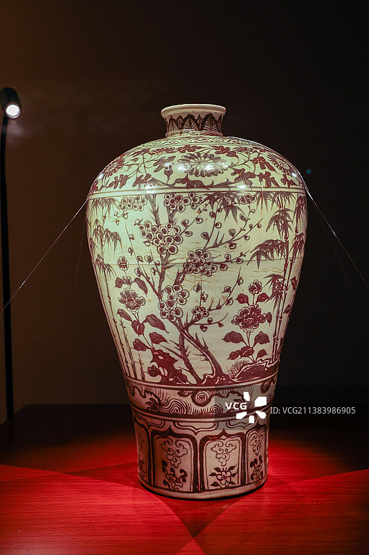 明代釉里红梅瓶图片素材