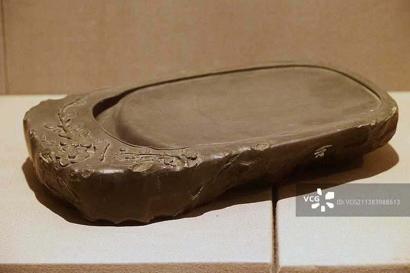 清代梅花纹端砚图片素材