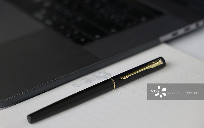 办公桌上的钢笔图片素材