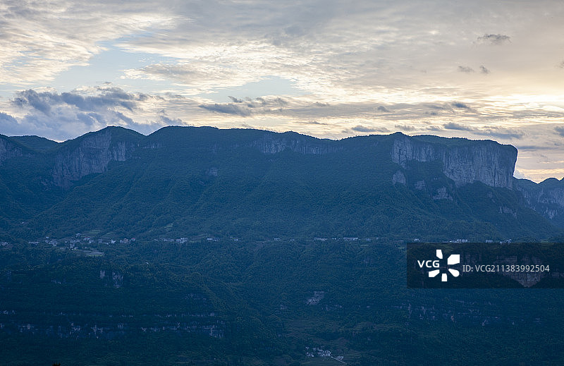 国家地质公园湖北恩施大峡谷雨后夕照如画。图片素材