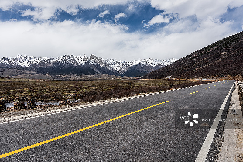 川西巴塘措普沟道路风光图片素材