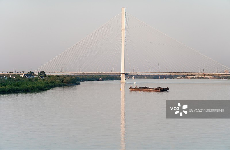 夏季夕阳下的松浦大桥和驳船图片素材