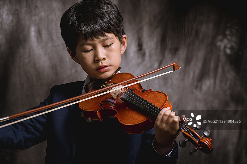拉小提琴的孩子图片素材