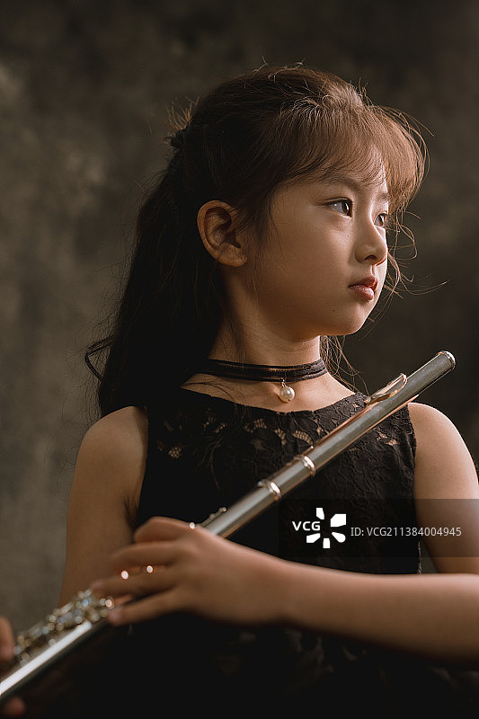 吹长笛的孩子图片素材