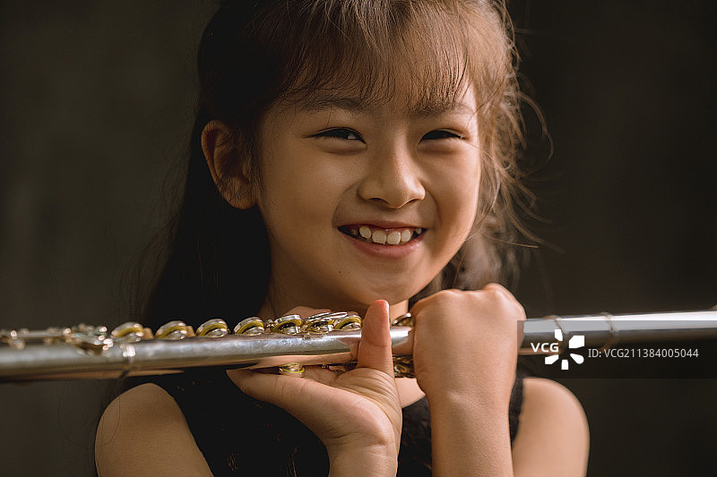 吹长笛的孩子图片素材