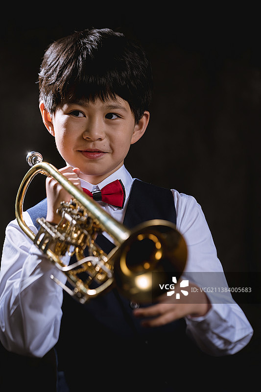 吹小号的孩子图片素材
