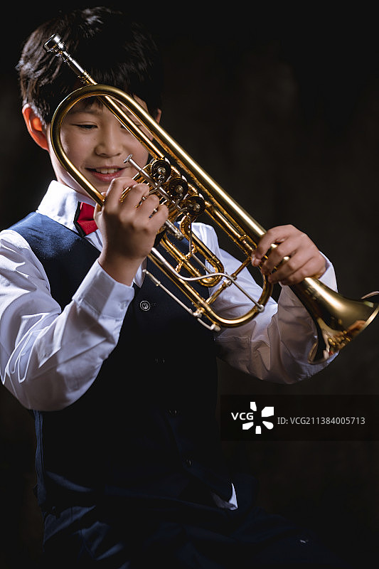 吹小号的孩子图片素材
