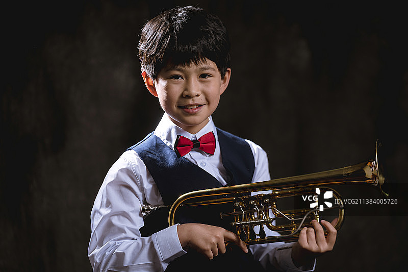 吹小号的孩子图片素材