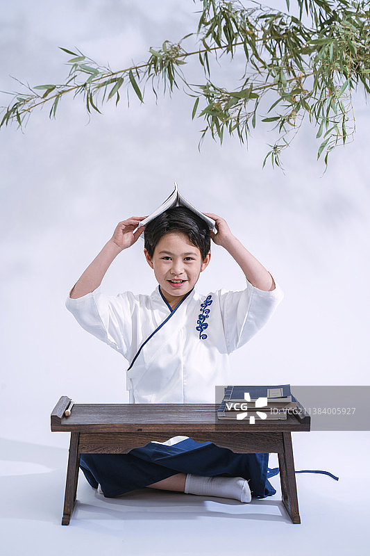 受国学教育的小学生图片素材