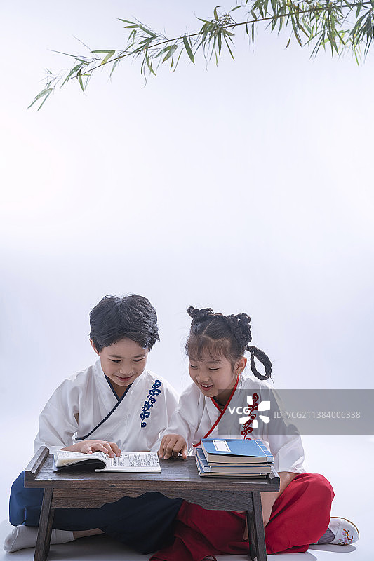 受国学教育的小学生图片素材