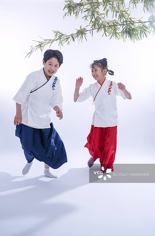 两个国学小学生在玩耍图片素材
