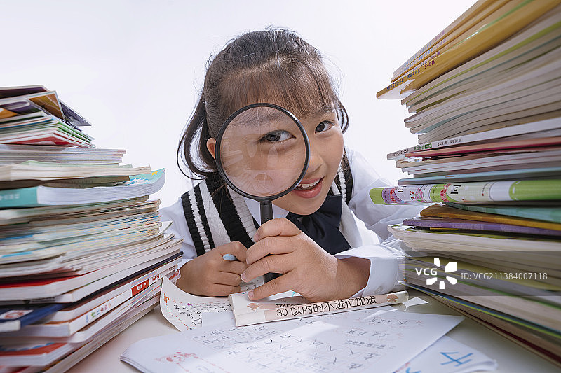 小学女生在写作业图片素材