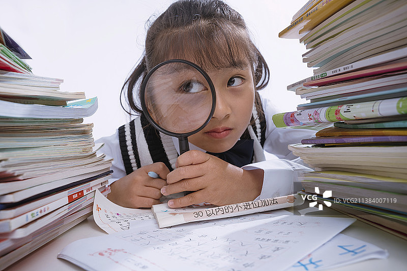 小学女生在写作业图片素材