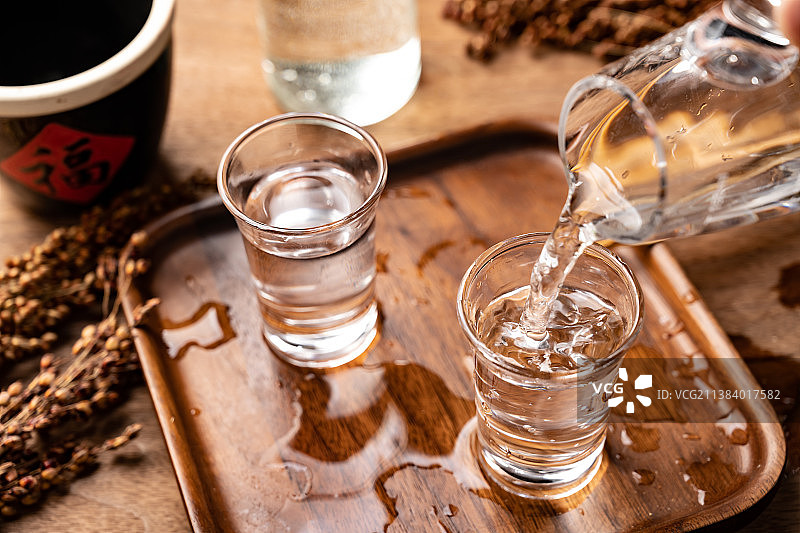 中国传统酒文化白酒倒酒碰杯图片素材