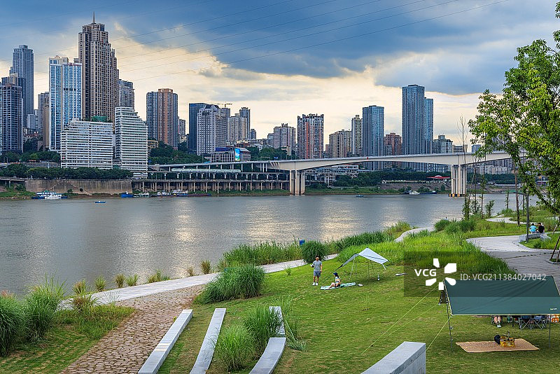 江北河滩公园，踏青露营地图片素材