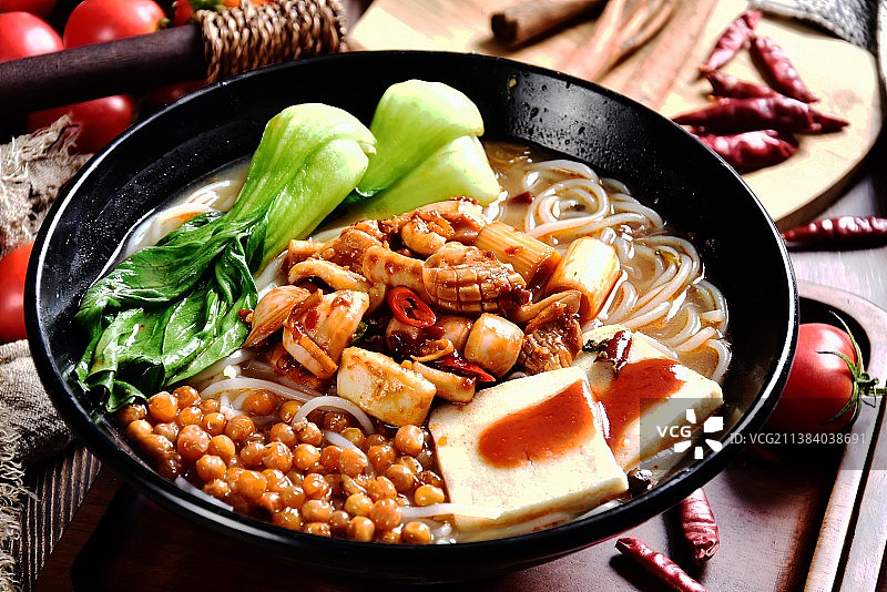 湖南特色汤粉香辣鱿鱼米粉图片素材