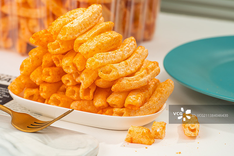 桌子上放着一盘好吃的薯条图片素材