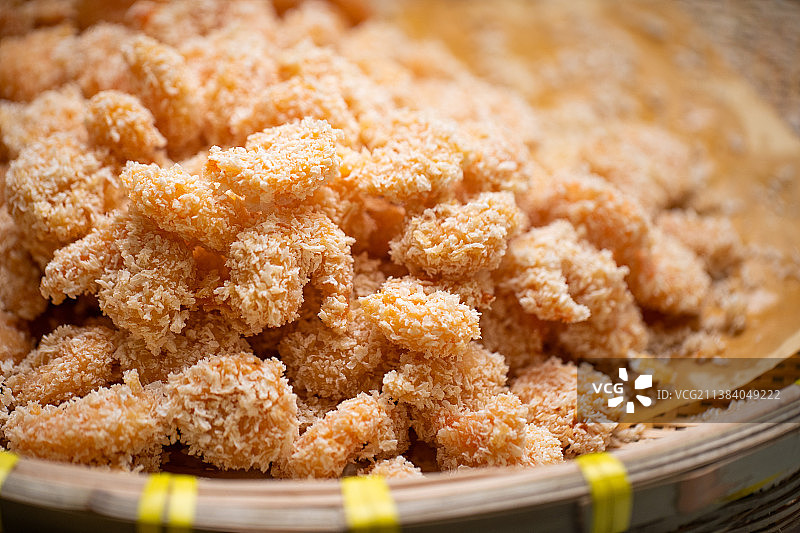 牛皮纸上放着炸鲜虾图片素材