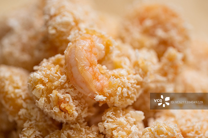 牛皮纸上放着炸鲜虾图片素材