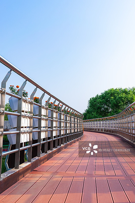 中国非都市风光拍摄主题，山东省泰安市岱岳区泰山西湖风景区，红色木制栈道人行步道，户外白昼无人图像摄影图片素材