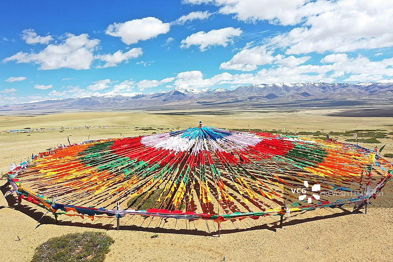 神山下的径幡图片素材