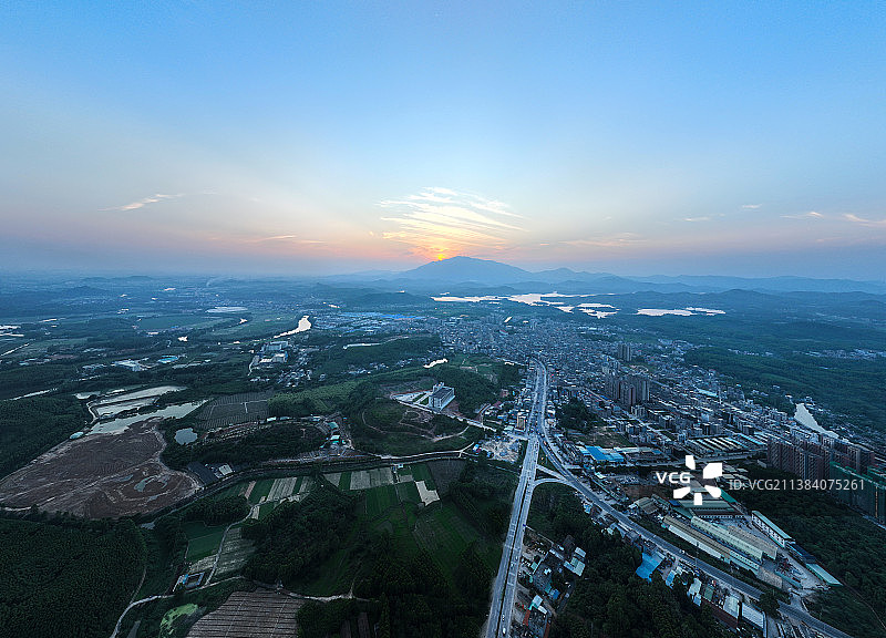 广东省惠州市博罗县湖镇与罗浮山晚霞航拍图片素材