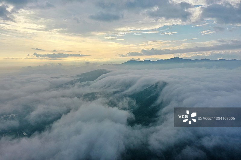 云雾缭绕美如画图片素材