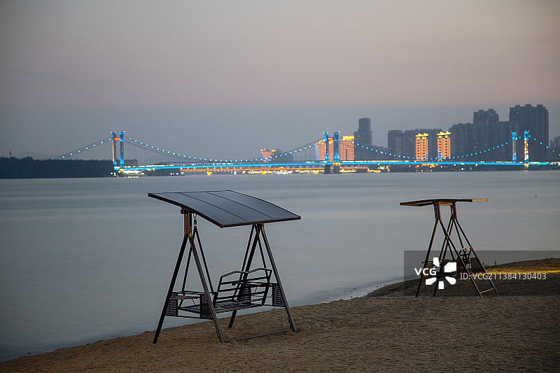 襄阳鱼梁洲汉江边休闲椅子摇摇椅图片素材