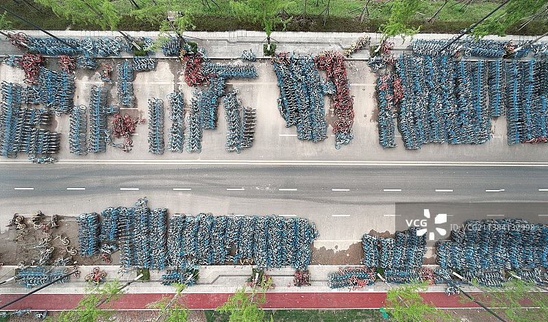 俯拍被遗弃的大规模共享单车图片素材