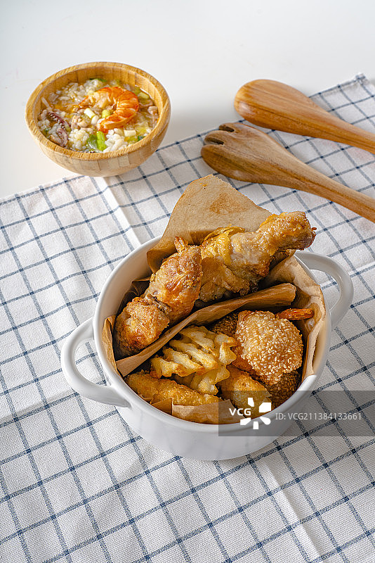 特色天妇罗香酥鸡腿海鲜煲粥儿童餐图片素材