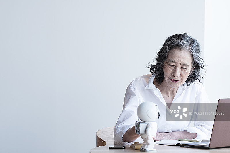 机器人和商务女人图片素材