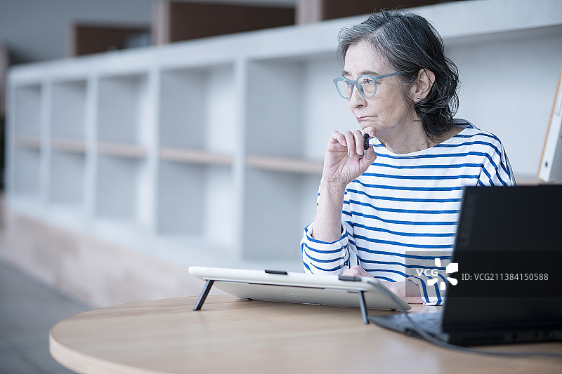 老年设计师图片素材