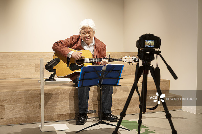 直播中的老年人图片素材