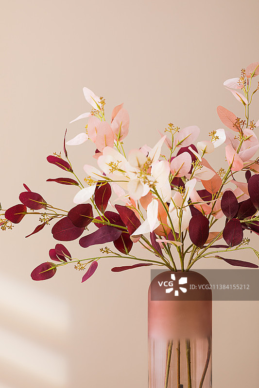 桌子上的花瓶仿真花摆件装饰品图片素材