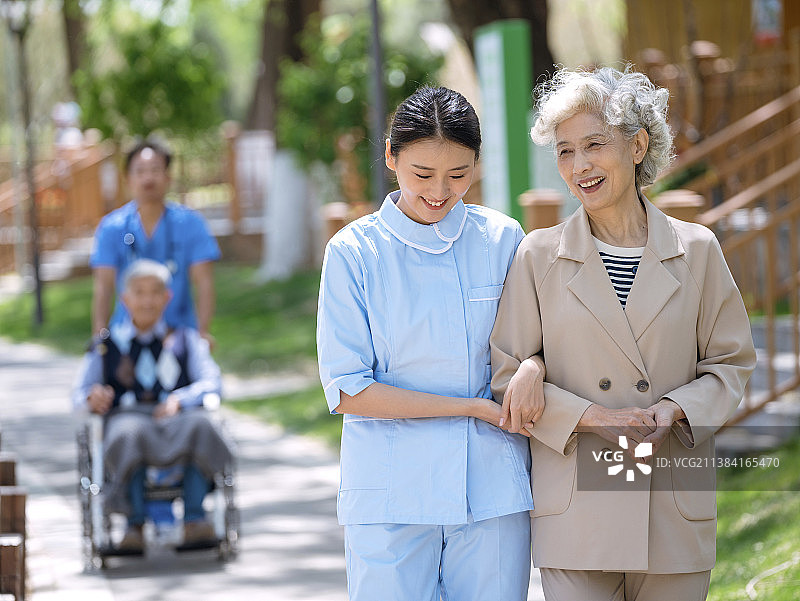 护士和医生在养老院陪伴老人图片素材