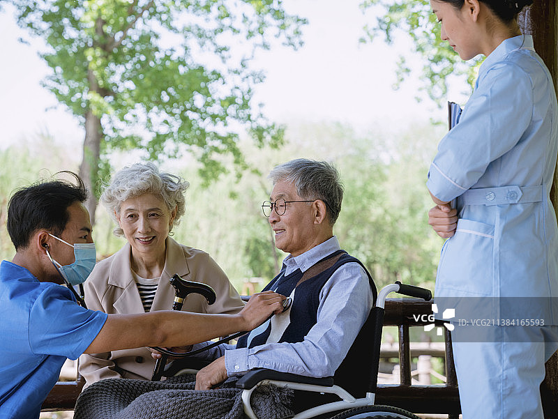 护士和医生在养老院陪伴老人图片素材