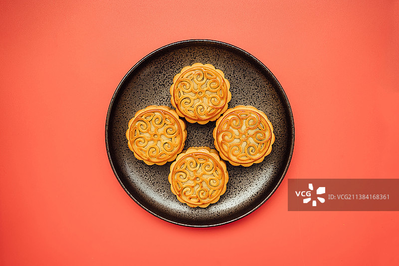 红色背景上的一盘月饼图片素材