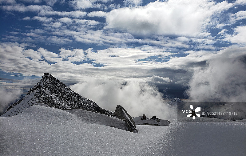 达古冰川一四川省黑水县达古冰川山顶云雾缭绕，白雪皑皑。图片素材