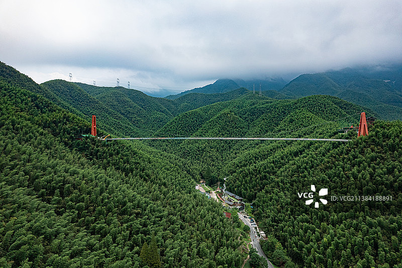 浙江湖州市安吉县大竹海景区的玻璃跨山天桥图片素材