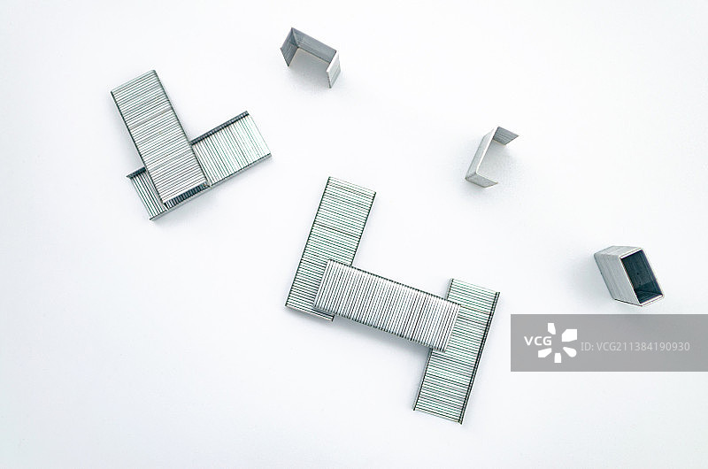 亚洲中国办公用品和文具拍摄主题，内室内影棚拍摄静物图像，一组白色的订书机使用的钉子，室内无人图像摄影图片素材