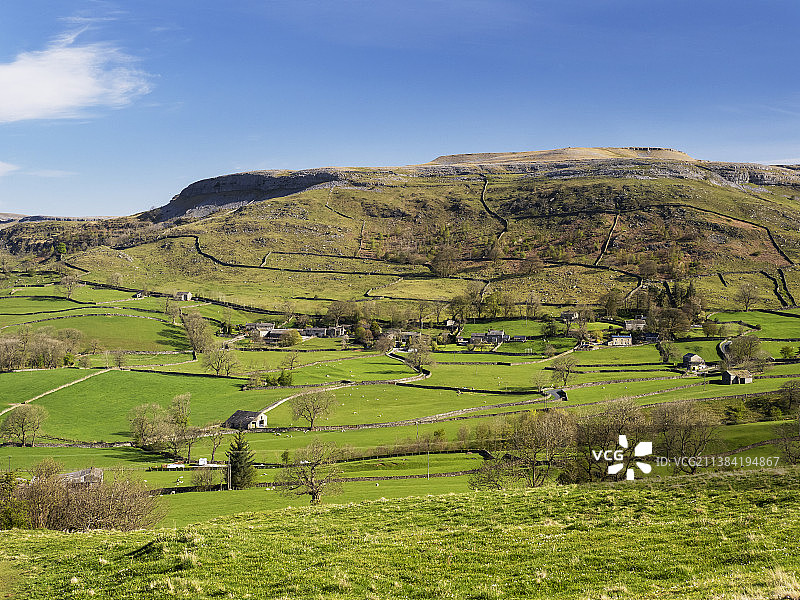 俯瞰英国约克郡山谷奥斯特威克附近的沃夫村庄图片素材