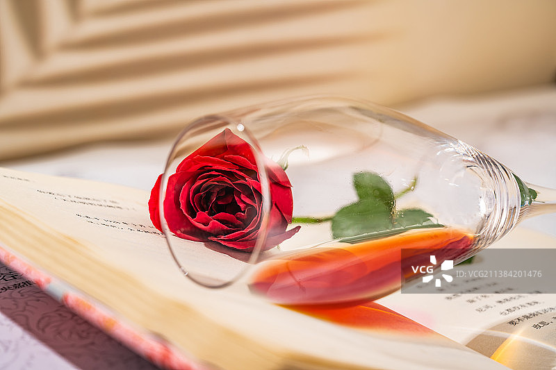 红玫瑰花和红葡萄酒高脚杯图片素材