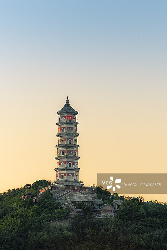 北京西郊玉泉山上夕阳下的玉峰塔图片素材