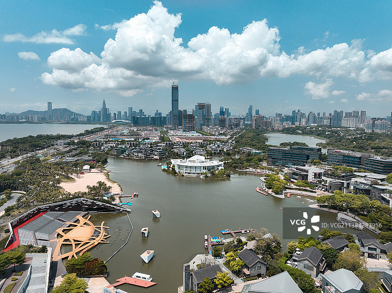 蓝天白云欢乐海岸图片素材