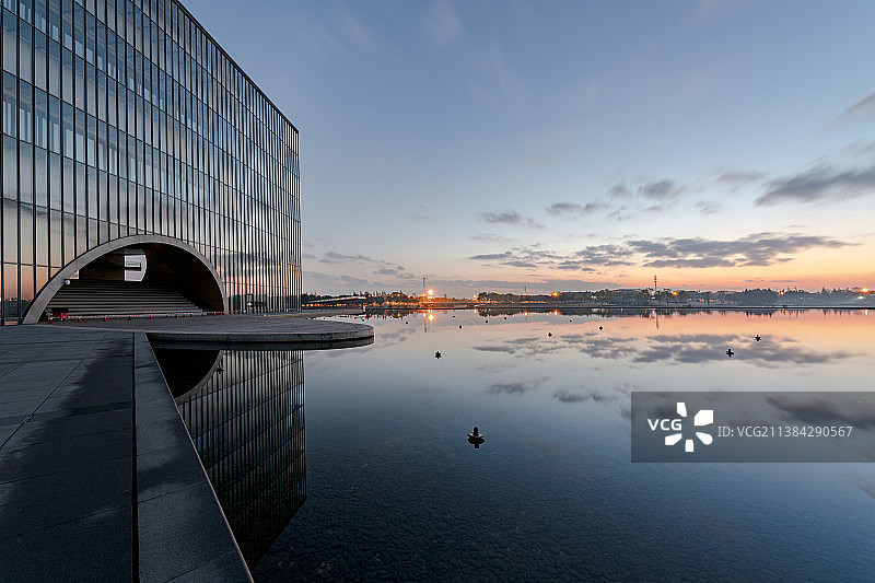 傍晚晚霞中的上海保利剧院建筑外墙图片素材
