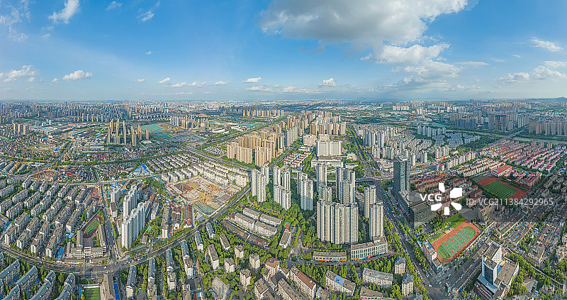 5月的市区建筑群图片素材