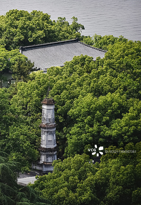 西湖深处的塔与庙图片素材