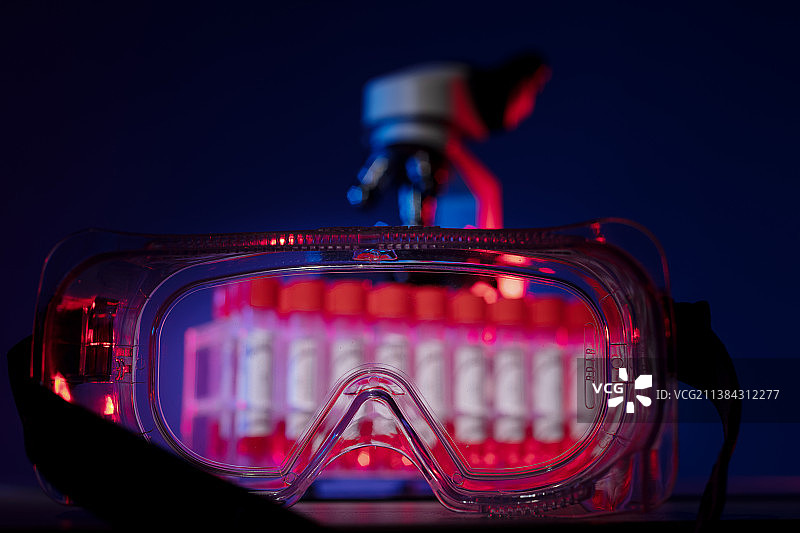 透过护目镜看核酸检测试剂图片素材